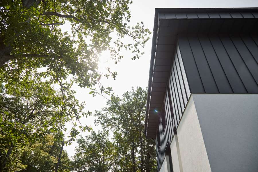 Berliner Vorstadthaus mit DS Nordic Klickfalz an Fassade und auf dem Dach, Haydnallee 71, 14612 Falkensee